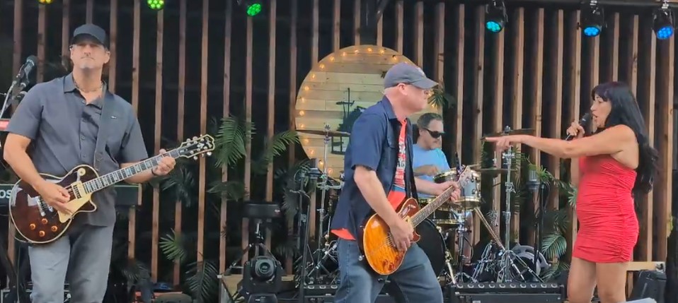 the outsiderz at bar 17